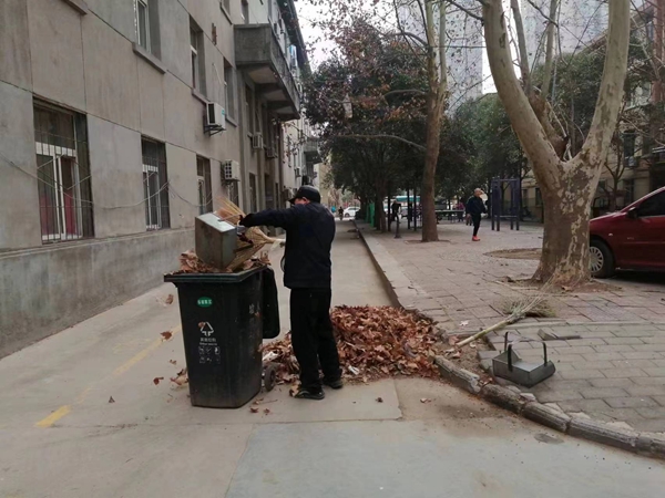 华星置业：春季清理落叶 消除安全隐患
